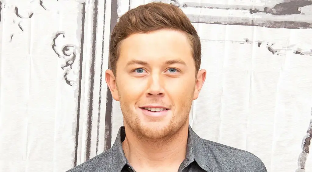 Scotty McCreery is smiling