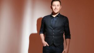 Scotty McCreery is smiling