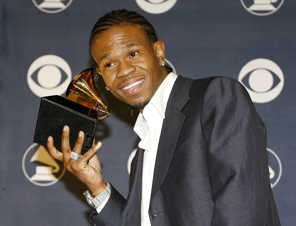 Chamillionaire smiling while holding an award