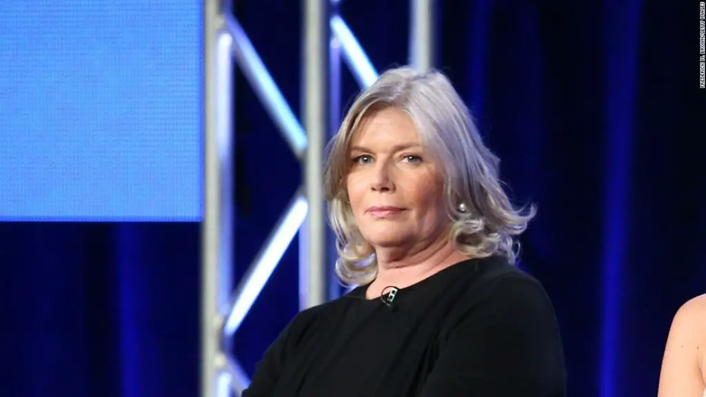 kelly mcgillis is looking at someone