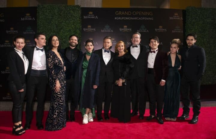 the whole cast of monarca is posing